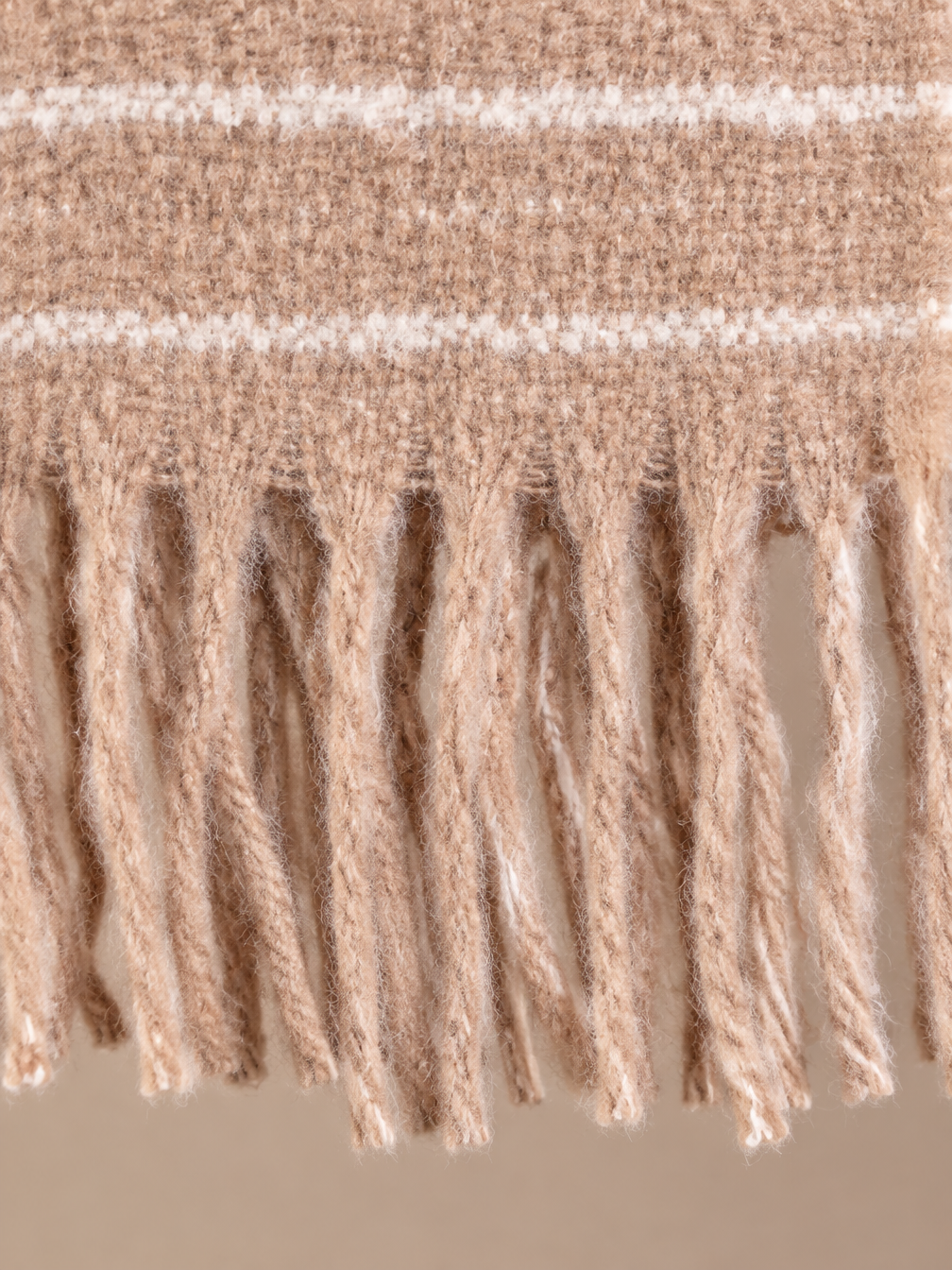 Streep sjaal met franjes taupe – close-up franjes