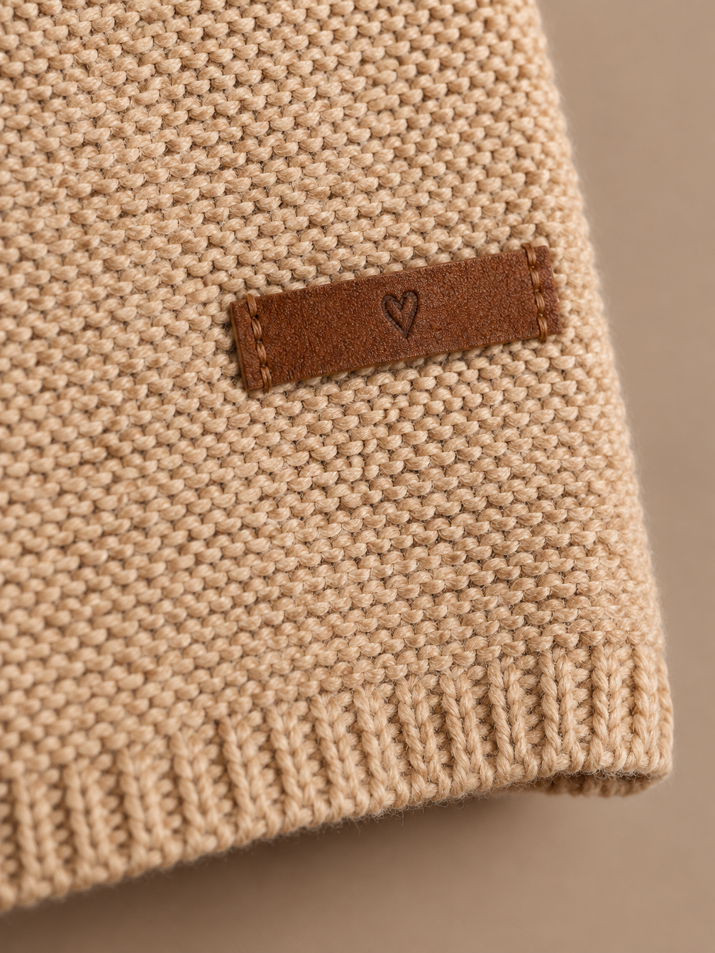 Effen sjaal camel – close-up met labeltje